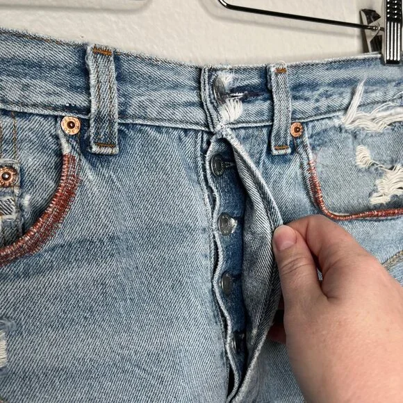 Vintage Levis Distressed Button-Fly Denim Shorts estimated size 29 waist - Picture 5 of 11